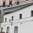 Costiera amalfitana – Caos e grovigli di cavi elettrici aerei nel borgo più bello d’Italia